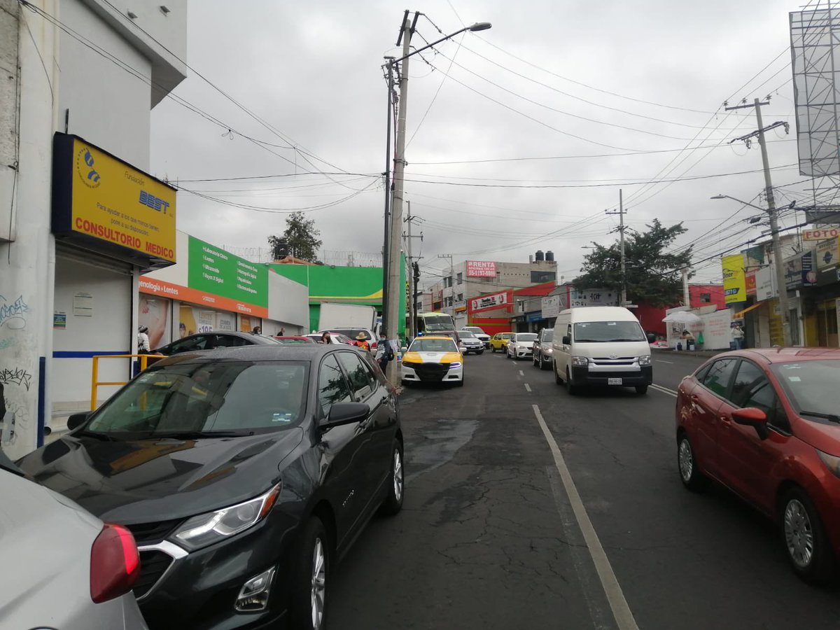 EnlaceTAguilas's tweet photo. #EnEstosMomentos tenemos a #DIAZSANANGEL de @OVIALCDMX apoyando a liberar el estacionamiento que hacen algunos vecinos en Calzdelas Águilas altura @ColPuenteCAOB Garcías #JEFEHALCON #KHRONOS5 por el apoyo @En_LasAguilas @LomaAguilassur @ObsSegCiudadana @PORLASAGUILAS https://t.co/UWAIsmFqrp