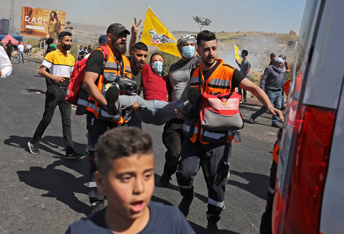 ajplus's tweet photo. Israeli forces shot and killed at least 6 Palestinians in the occupied West Bank on Friday. Earlier this week, police killed at least 2 others including a teenager.

100+ others were wounded by tear gas/rubber bullets, and illegal settlers attacked Palestinian homes near Hebron. https://t.co/DbyWA4kio4