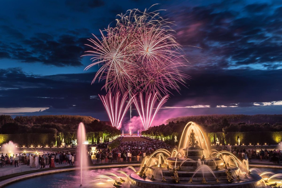 CVSpectacles's tweet photo. La bonne nouvelle du week-end 🤗 | Tous les samedis soir à compter du 𝟏𝟐 𝐣𝐮𝐢𝐧, vous pourrez profiter à nouveau des Grandes Eaux Nocturnes et de la Sérénade Royale de la Galerie des Glaces au @CVersailles 🤩 !

🎟 https://t.co/6c7DhsZ8zS https://t.co/O2hBRV4WFa