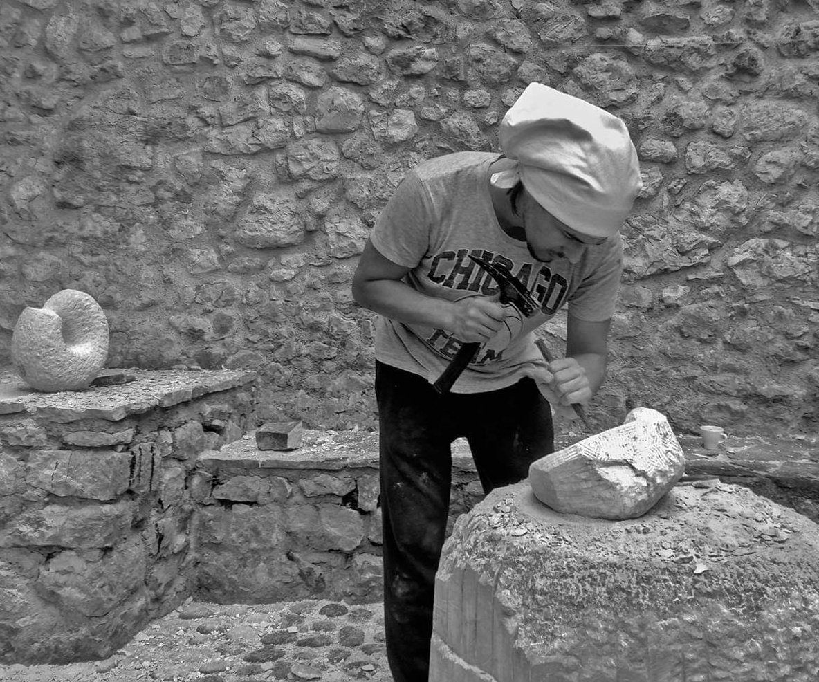 Throwback na 2017. i dan kada mi je klesanje kamena u Pocitelju pomoglo da konacno istjeram gripu iz organizma.
#Covishield #Sarajevo #pocitelj #BiH #art #sculpture #artist #fineart #photography