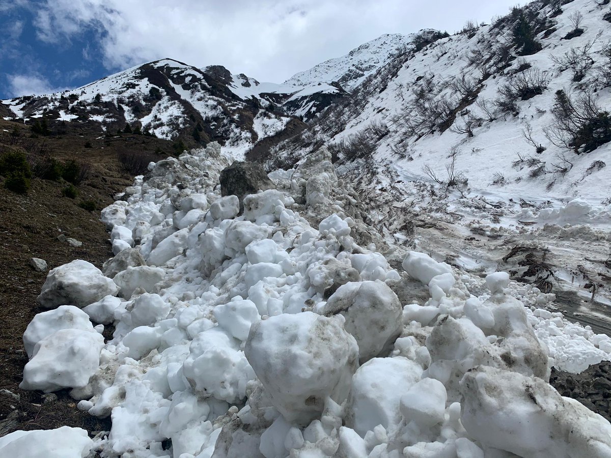 vivadisentis's tweet photo. Auch am #Muraun ist viel #Schnee in Bewegung derzeit. Hohe #Lawinengefahr in @Graubunden - checkt die Bulletins und passt auf Euch auf! @MySwitzerland_d #sedrun @SurselvaTourism @SLFDavos @srfmeteo #srfmeteo @RTRSRG https://t.co/dtXbbrWdE9
