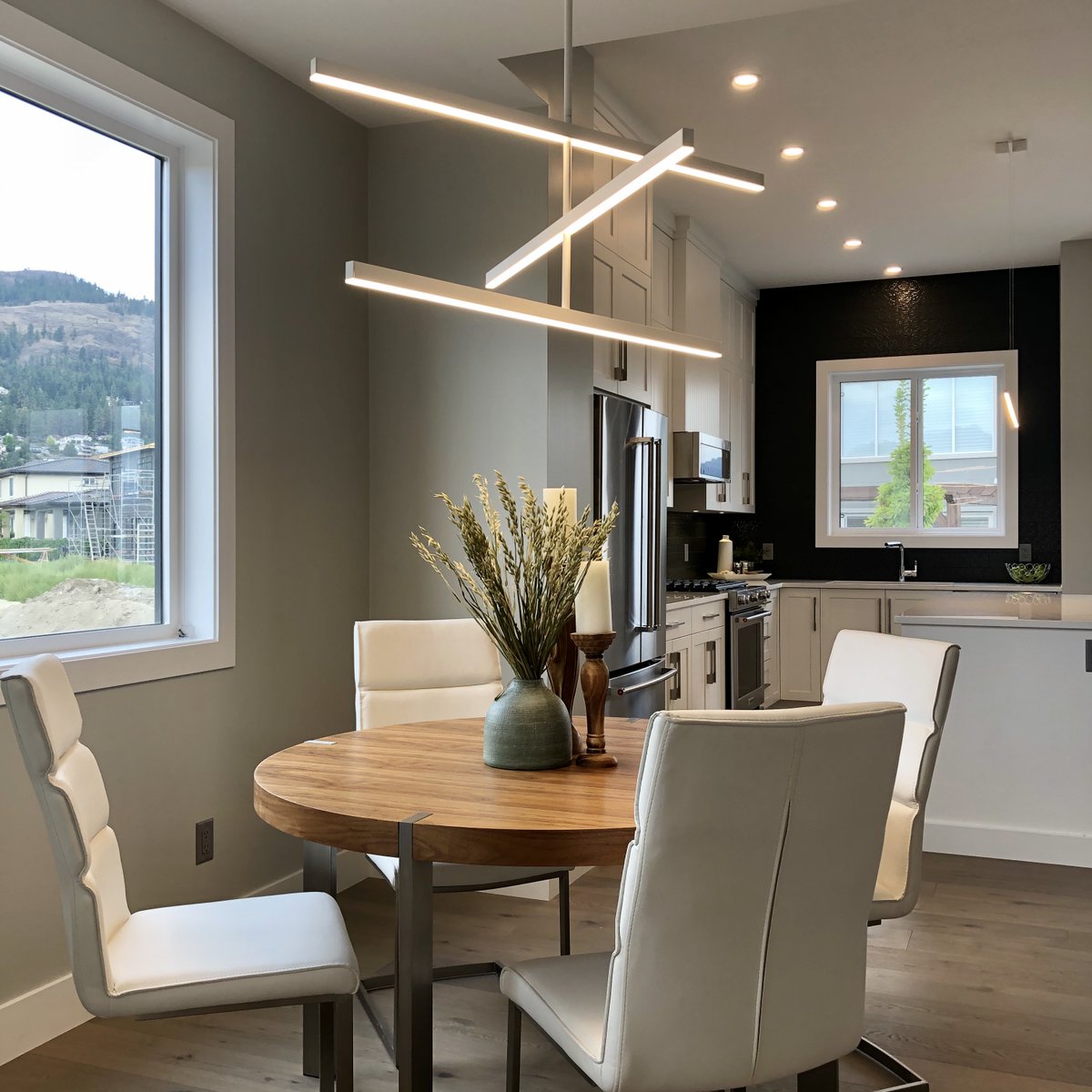 SnapCommercial's tweet photo. Listings are selling fast BUT that doesn't mean you can skimp out and not market the property with professional photos and iGuide!

Most buyers are starting their search online and listing photos can be a make it or break it for them. #kelownarealestate #realestatephotographer https://t.co/cSQGWxV92E