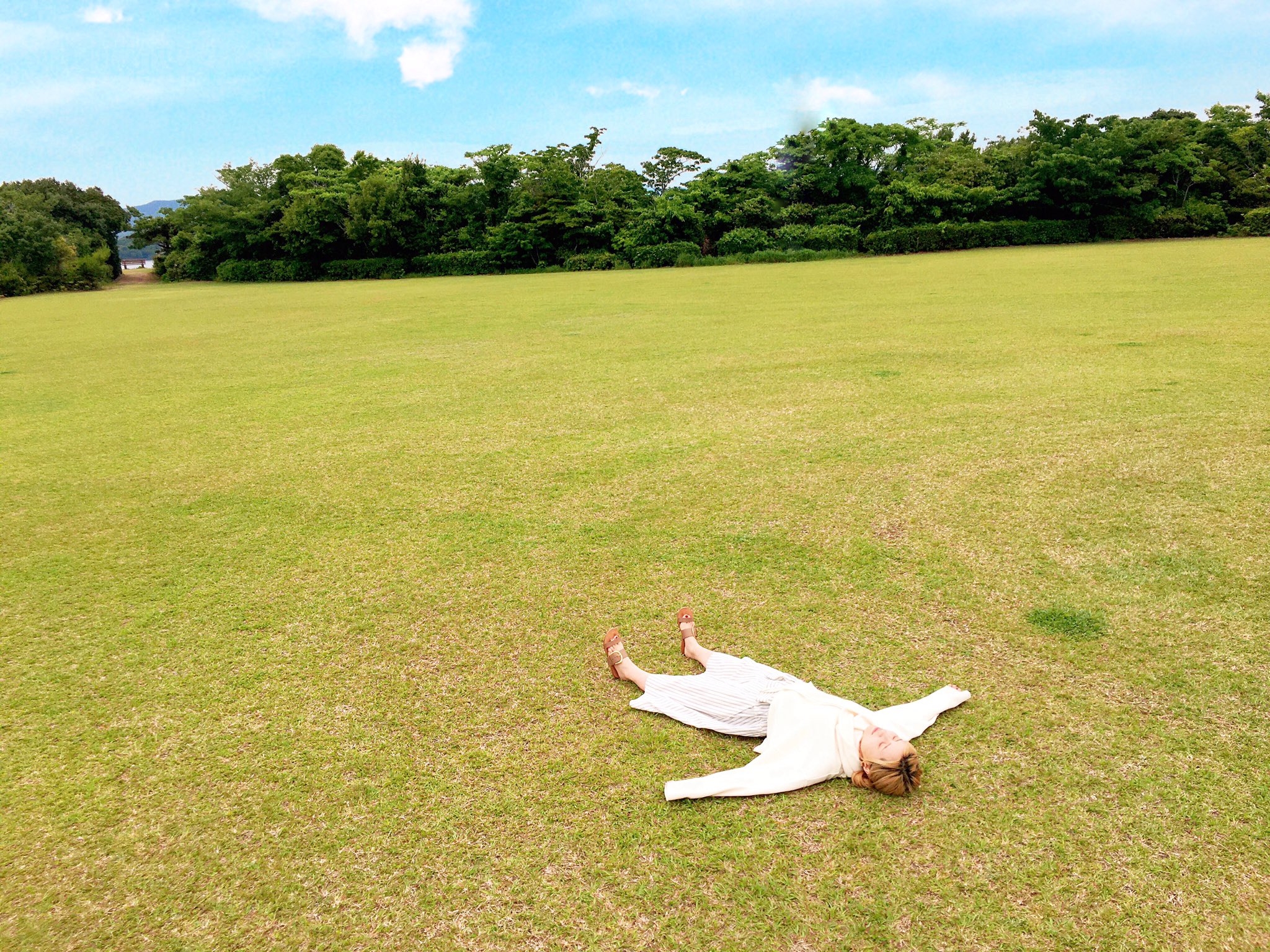 福井あゆ 都会で暮らしてると忘れがちな自然を堪能してきました 芝生に寝転がってアーシング 体に溜まっているであろう電磁波を放電 気持ちよかったぁ 海の写真以外 天気は嘘っぱちです バチバチに曇りでした Picnicっていうアプリで魔法かけたよ