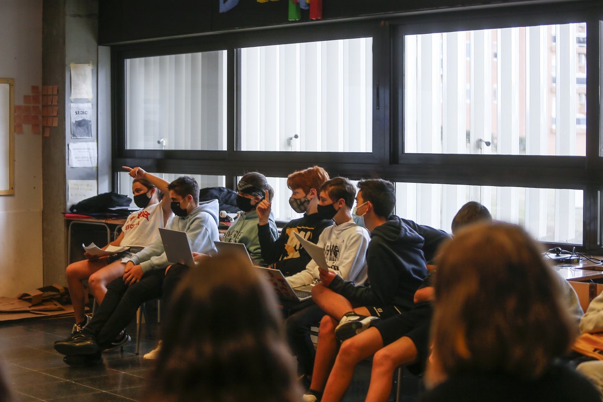 ⚽️👟 Els seleccionadors <a href="/jordigay04/">Jordi Gay Cano</a> i Eduard Castillo visiten l'<a href="/ielesvinyes/">Les Vinyes</a> per parlar d'#Orgullosa als seus alumnes

👉 Objectiu: trencar estereotips i animar a les noies a practicar el #futfem o #futsalfem

🔗 Més info a fcf.cat/noticia/jordi-…