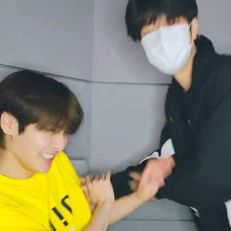 HEREF0RSKZ's tweet photo. seungmin and jeongin's relationship in a nutshell: https://t.co/gh1mHwO6VX