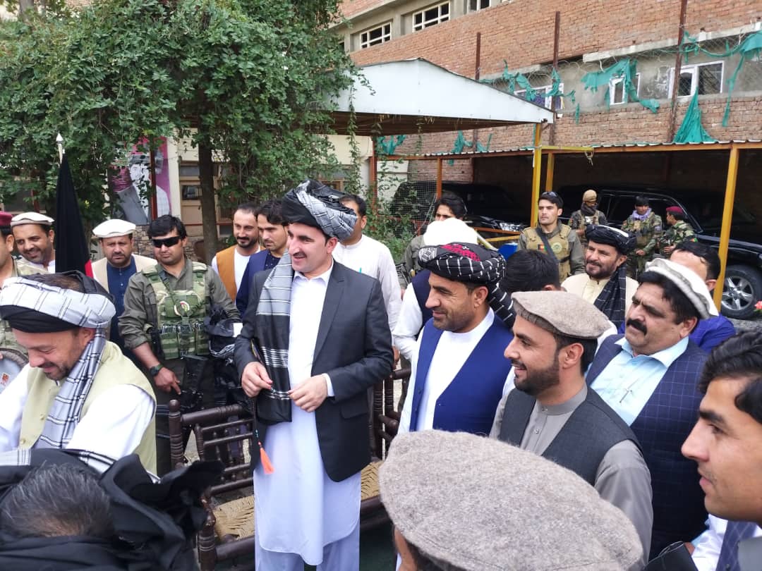 WahedzaiWali's tweet photo. دسیمه ایزو ارګا��ونو خپلواکې ادارې عمومي رئیس په داسې حال کې چې دخوست والي مهمند کټوازي، دولایت مرستیال نصیر حقمل، د علماوو سرتاسري شورا رئیس مولوي محمد سردار ځدران او ورسره مل پلاوي یې ملتیا کوله د یووالي او بدلون کاروان په مرکزي دفتر کې د خوستیو ولسونو سره داختر مبارکي وکړه https://t.co/sAENd2DoFt
