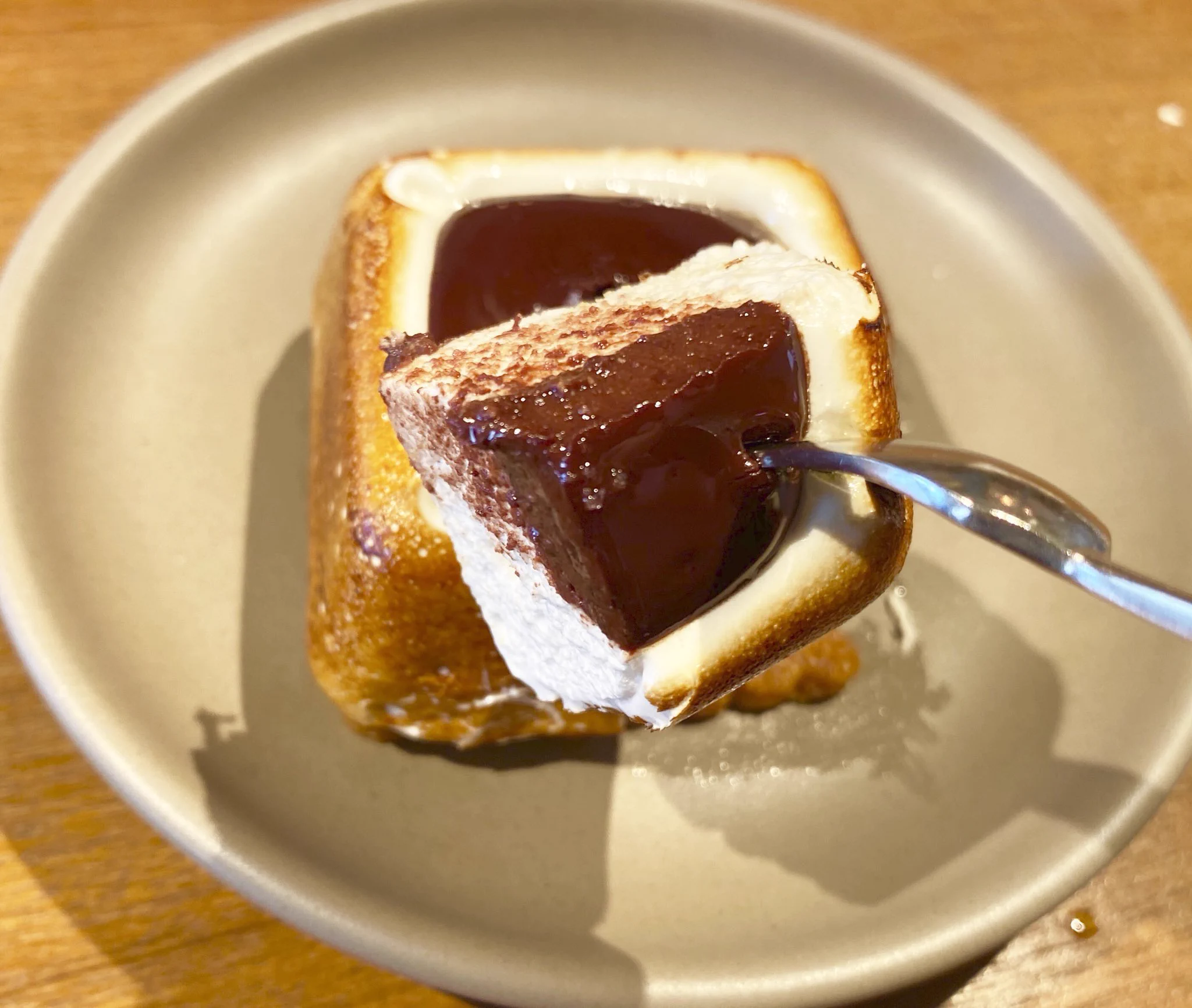 チョコレートが溢れそう！ダンデライオン・チョコレートファクトリー＆カフェの「スモア」