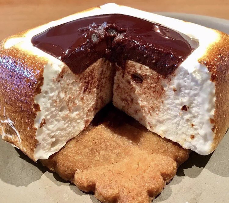チョコレートが溢れそう！ダンデライオン・チョコレートファクトリー＆カフェの「スモア」