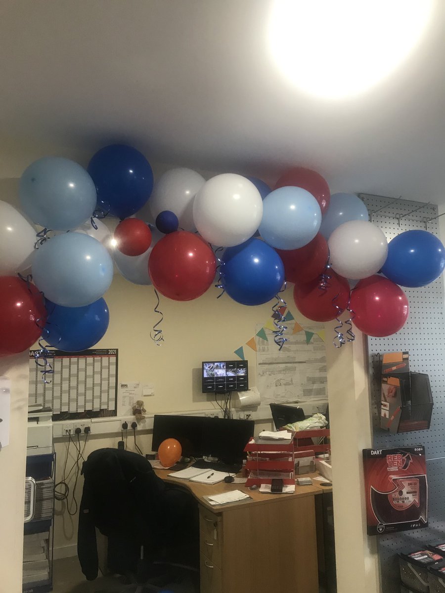 Cowal_Building's tweet photo. 🛠GOOD LUCK CRAIG for the Builders Merchants Awards TODAY🍀
Kudos to Rachel as she sorted out the cupcakes, banners, balloons - the whole works for Craig. Doesn’t he look delighted 😁
No matter what place you come Craig, we are all proud of you ❤️ @NBGLLP @BMerchantsNews @resapol https://t.co/ddvgRmAiZx