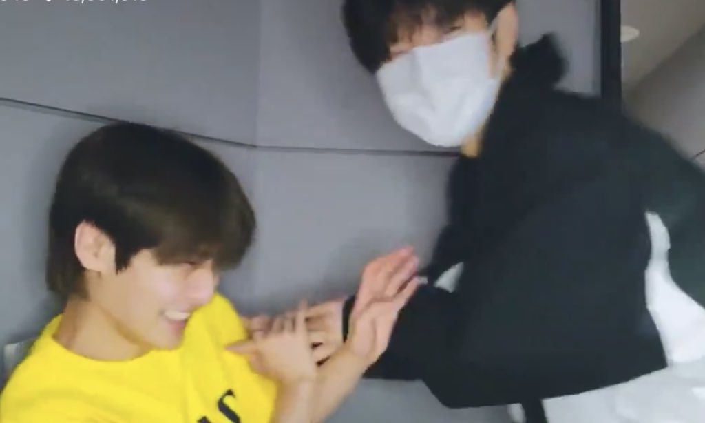 im22wbu's tweet photo. the cutest photo sequence. https://t.co/9DMJJMpXyM