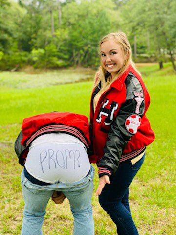 TheBullHouston's tweet photo. This #Promposal from @HuffmanISD #HargraveHigh has us cracking up - Thanks Mama Dawn for sharing the story on our show and sending the pics. We hope Kylie and Zach have a great prom! #Prom2021 #HuffmanISD @abc13houston @KPRC2 @KHOU @DerekShore @LaurenKellyHTX @ChazABC13 https://t.co/bgT4oncPYe