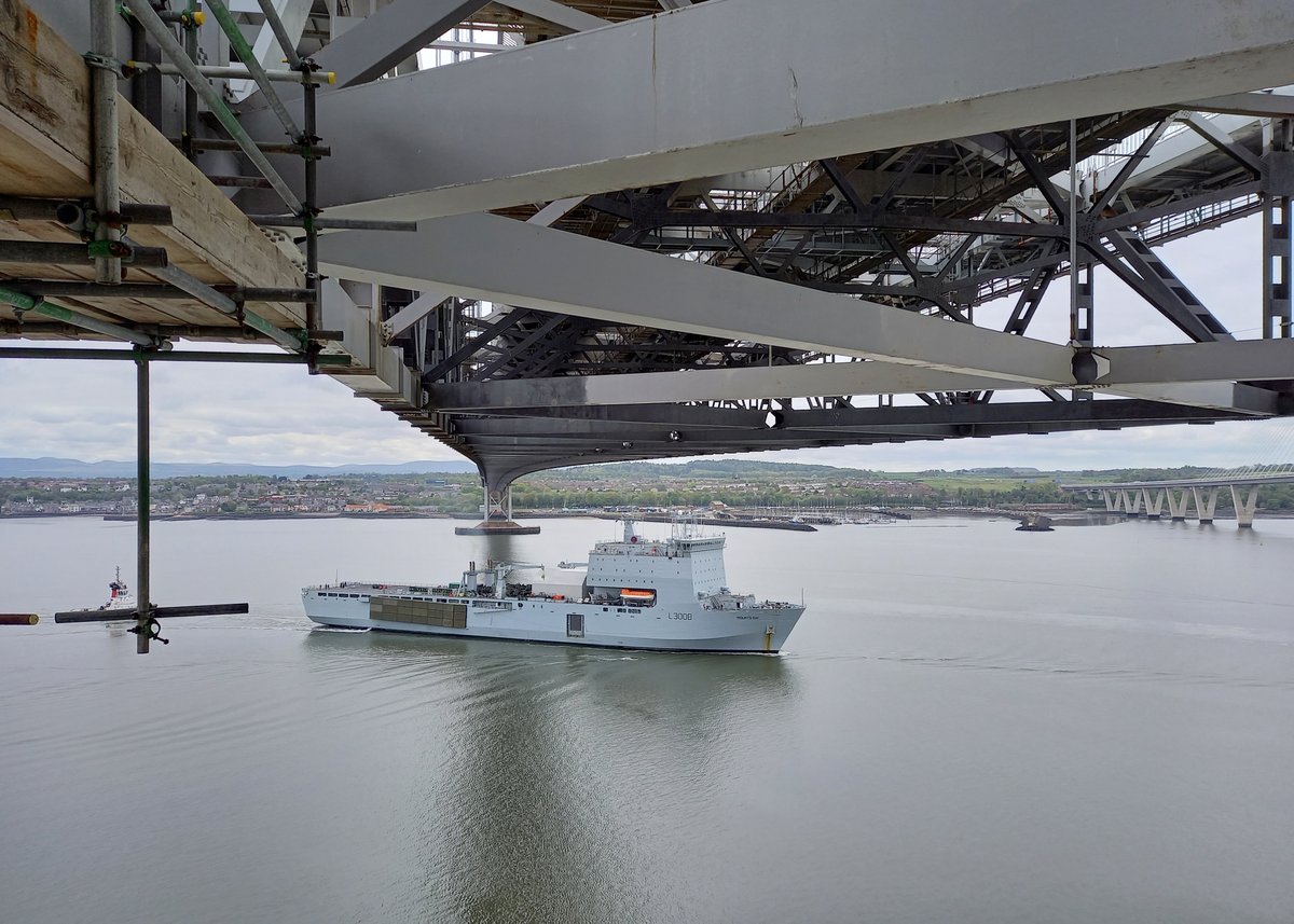 SETrunkRoads's tweet image. Spotted by one of our engineers passing under the Forth Road Bridge at 11:15 today - RFA Mounts Bay, a Bay-class landing ship dock of the Royal Fleet Auxiliary.