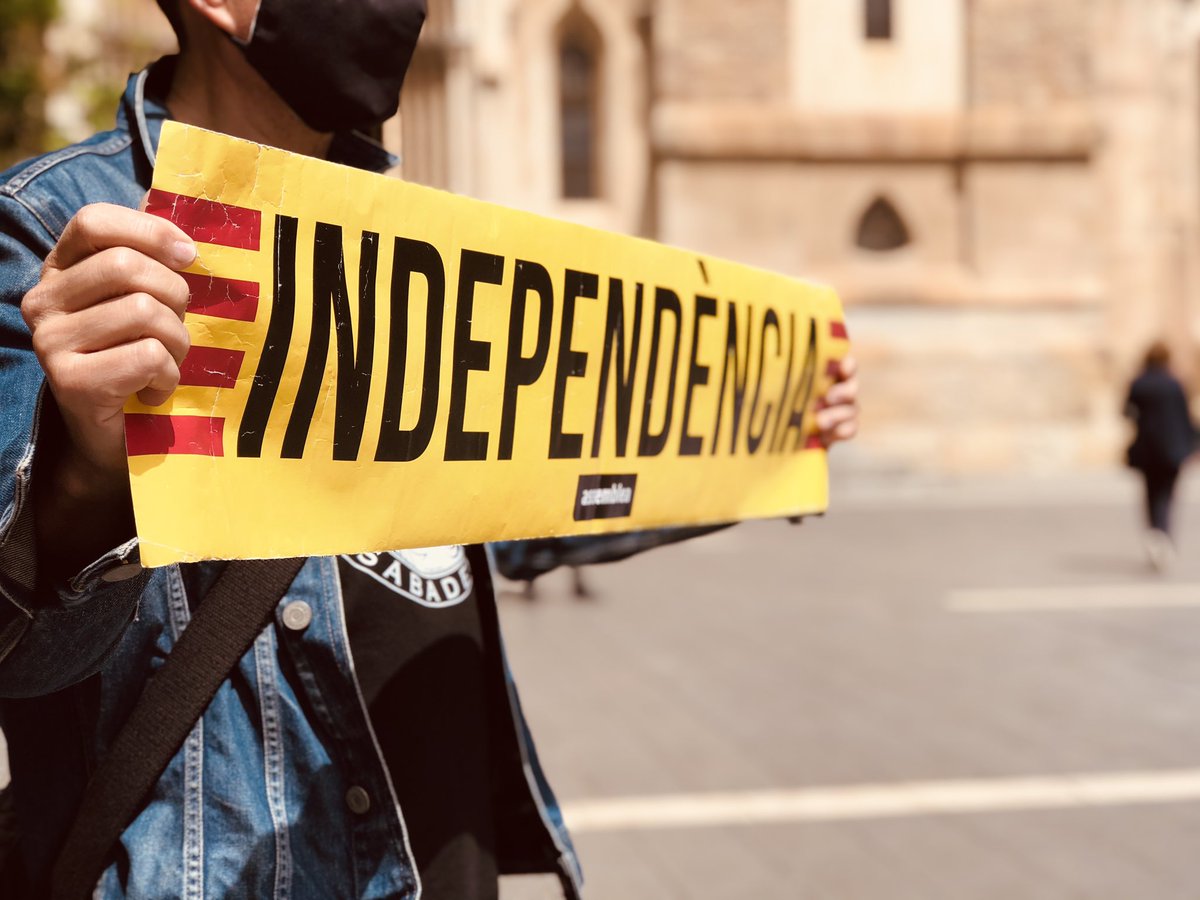 JuntsXSabadell's tweet photo. 🕊️ Avui tornem a ser a #SantRoc exigint la llibertat dels nostres presos i exiliats polítics, especialment la llibertat de la nostra veïna @ForcadellCarme. La injustícia té un culpable; estat espanyol. La solució té un projecte; #RepúblicaCatalana.
#52PerCent #JuntsxSabadell https://t.co/cZlsUJHsoG