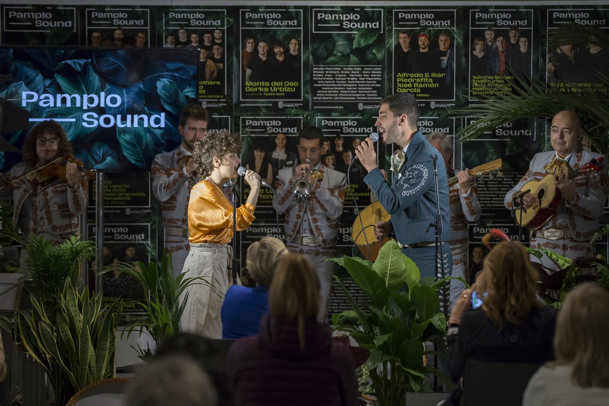 Pamplona_ayto's tweet photo. 🙌¡El festival online de música en acústico #PamploSound ya ha desvelado sus 🔟 temas!
🎶 En el acto de presentación de esta mañana hemos podido disfrutar de la voz de Anne Lukin y Los Tenampas y su bolero 'Quisiera'
👉 https://t.co/PrpzPho3JU 👈
+INFO: https://t.co/KUnTdcv3Q1 https://t.co/4krchJD2Tc