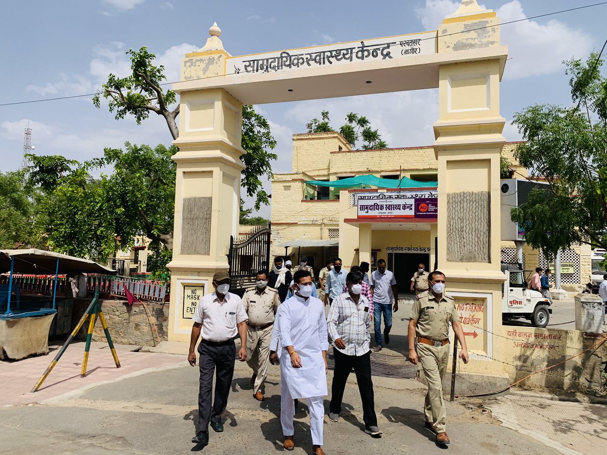 RamniwasGawriya's tweet photo. आज परबतसर चिकित्सालय में कोविड सेंटर का निरीक्षण किया एवं व्यवस्थाओं का जायजा लिया और विधायक निधि से स्वीकृत पॉंच ऑक्सीजन कन्सट्रैटर मशीनों का शुभारंभ किया।इन मशीनों के संचालन से अब कोरोना मरीजो को राहत मिलेगी। शहर में उपखण्ड प्रशासन के साथ अवलोकन कर आवश्यक दिशा-निर्देश दिए। https://t.co/0DFKuSQf1J