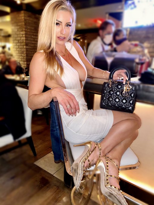Shout out to besties that take 10000 pics just to get a few good ones 🤓 We had such a delicious dinner<a href="/tag/dubai"class="tags"><span>#dubai</span></a><a href="/tag/fivepalmjumeirah"class="tags"><span>#fivepalmjumeirah</span></a>