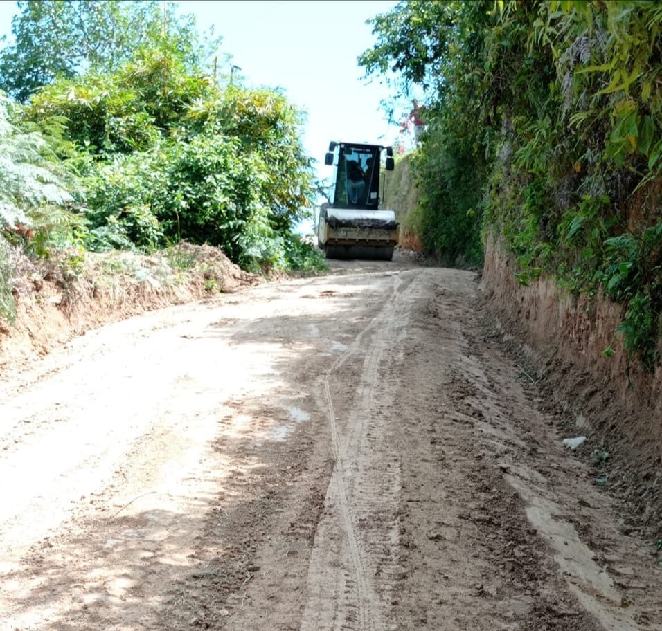 SanVicenteCh's tweet photo. En SAN VICENTE de CHUCURÍ la TRANSFORMACIÓN se ve: LIMPIEZA/PERFILADO/CONFORMACIÓN/COMPACTACIÓN de CALZADA en 1.3Km de #Cantarranas, #Conucos- #ElFilo. SAN VICENTE POTENCIA AGROINDUSTRIAL y TURÍSTICA. #SanVicenteLasMejoresVÍASdeSantander. #OscarRodríguezAlcalde. https://t.co/dIo3rb4BtJ