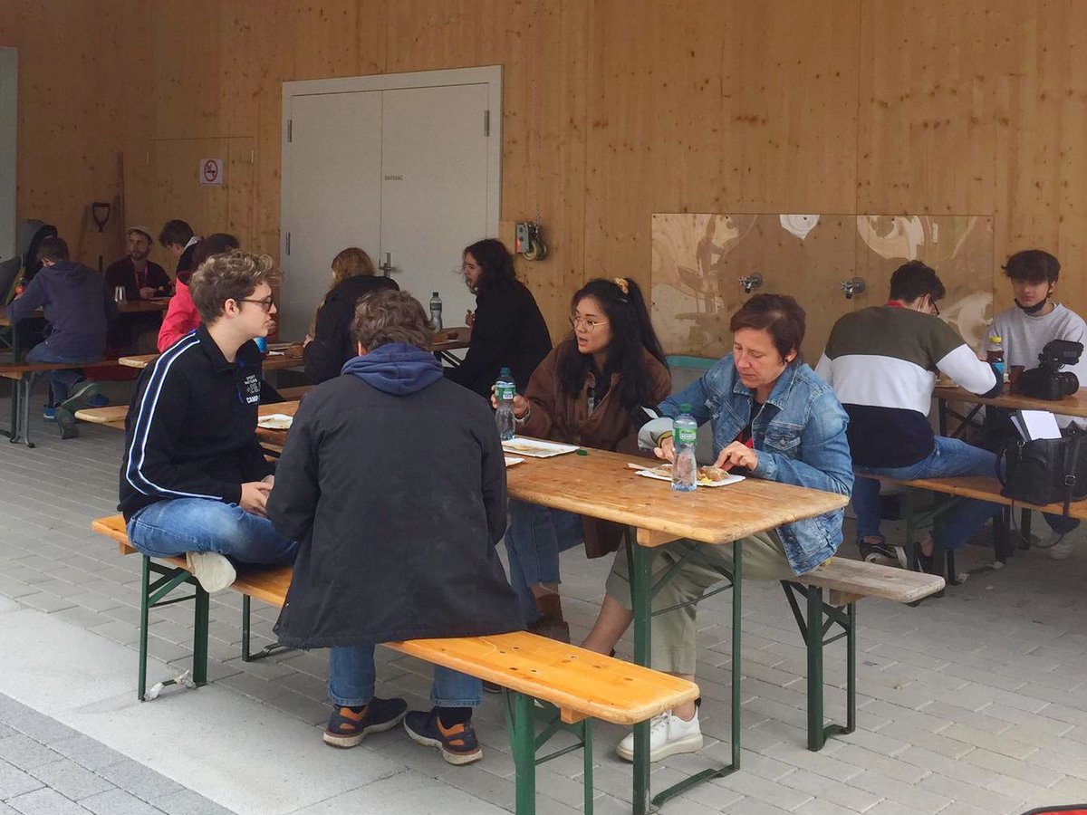 Jugendzug: Auch für das leibliche Wohl wird gesorgt. Beim Halt in Gossau stellen Cevi-Mitwirkende ihre Jugendarbeit vor und braten für die Gäste Würste und Veggie-Burger.
#jugendzug