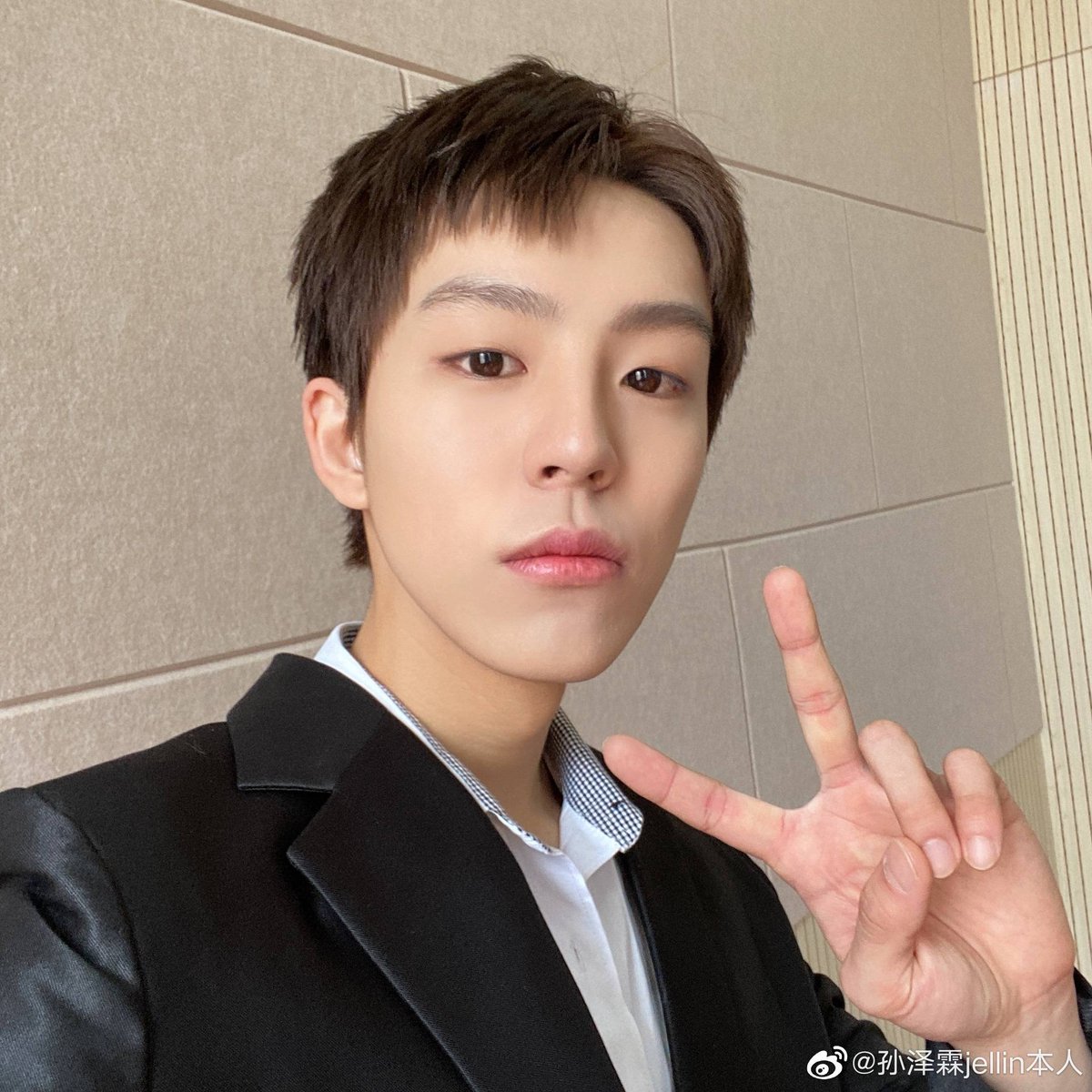 sunjellin's tweet photo. 210514 孙泽霖jellin本人 Weibo Update

brown hair?? if I'm not mistaken.. this is the first time he dyed his hair!!

looks like he is doing well in school!! if you don't know him, he's the bel canto of qing1 😅

#孙泽霖 #SunZelin #Jellin https://t.co/us0RbM6ysb