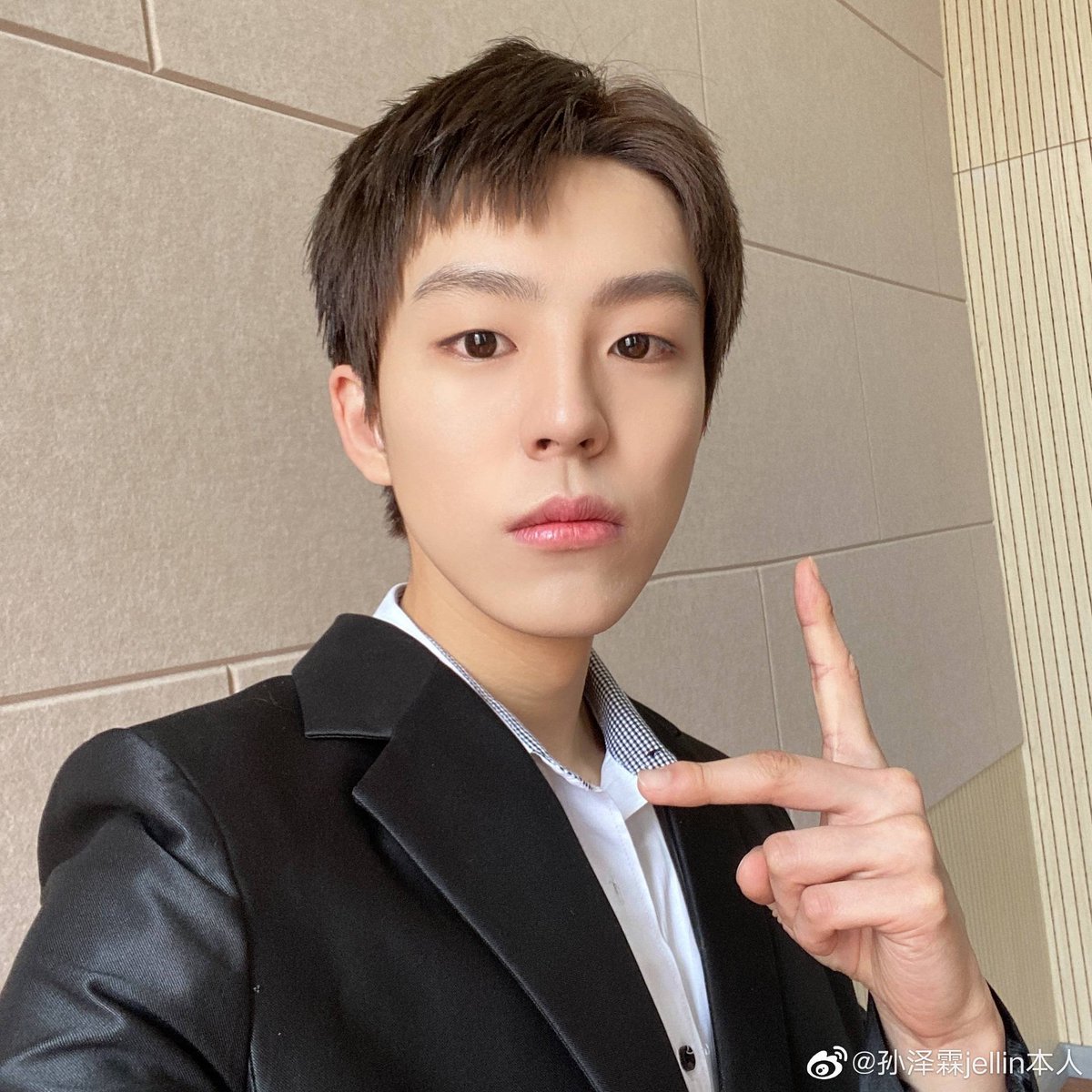 sunjellin's tweet photo. 210514 孙泽霖jellin本人 Weibo Update

brown hair?? if I'm not mistaken.. this is the first time he dyed his hair!!

looks like he is doing well in school!! if you don't know him, he's the bel canto of qing1 😅

#孙泽霖 #SunZelin #Jellin https://t.co/us0RbM6ysb