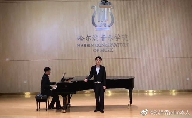 sunjellin's tweet photo. 210514 孙泽霖jellin本人 Weibo Update

brown hair?? if I'm not mistaken.. this is the first time he dyed his hair!!

looks like he is doing well in school!! if you don't know him, he's the bel canto of qing1 😅

#孙泽霖 #SunZelin #Jellin https://t.co/us0RbM6ysb