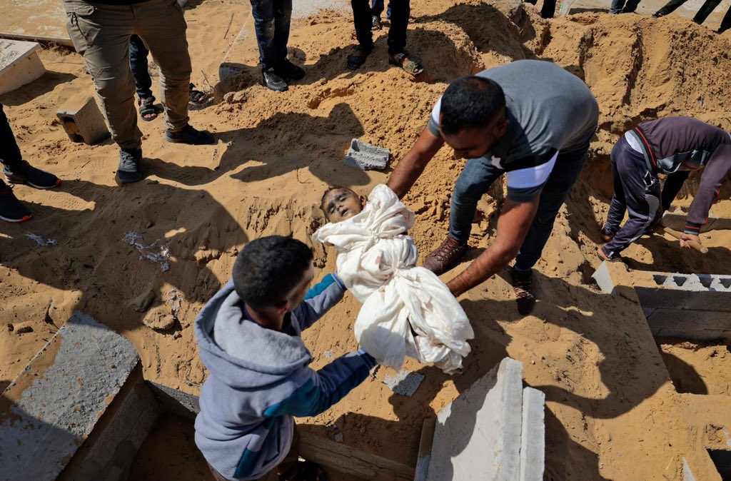 nasseratta5's tweet photo. Today funeralS in The #Gaza Strip , Massive number of children were killed last night when #Israeli army targeted Gaza from land , sea and Air killing civilians and children and destroying hundreds of homes https://t.co/JoAfK3U7Tv