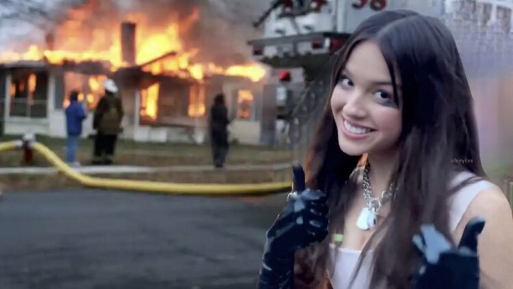 chicosonzo's tweet photo. a Olivia Rodrigo sabendo que serviu na música nova e ainda é protagonista da série do momento no disney+ 

 #HSMTMTS https://t.co/2ebsz8iRJb