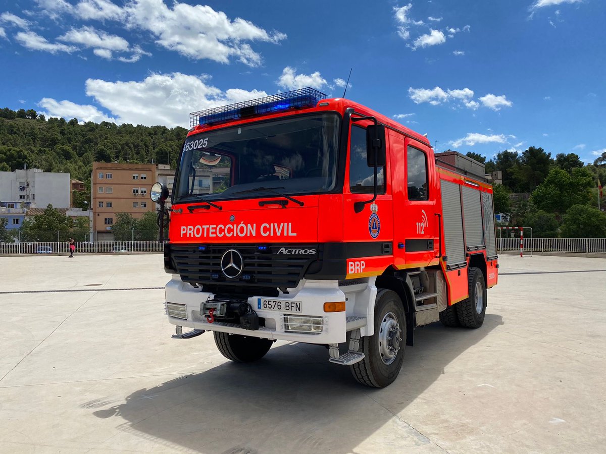 PCNaquera's tweet photo. Nuestro camión autobomba rural pesado está operativo al servicio de la ciudadanía después de realizarle tareas de mantenimiento y un ligero lavado de cara. Agradecemos a @BombersValencia su generosidad a la hora de cedernos el vehículo en desuso. #Lasprotescuentan #StopAlFoc https://t.co/n9vUtibnBL