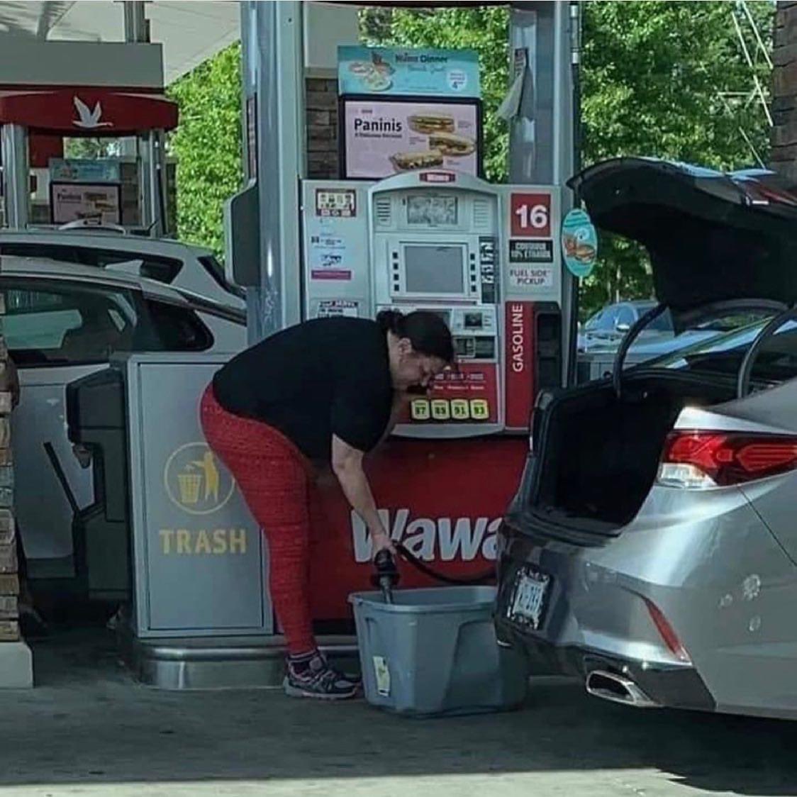 DcWalaDesi's tweet photo. Meanwhile, #GasShortage2021 in #America एक ढूँडो हज���ार मिलते है! 🛢⛽️
#GasIsNotOurFriend #GasIdiots #ColonialPipeline #gasoline #BidenGasLines #gashoarding #BidenGasShortage #Ransomware https://t.co/7AywjuDYMT