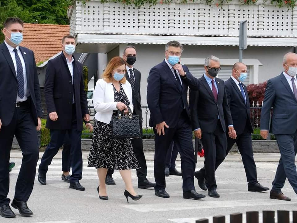 (1/2) 99. obljetnica rođenja dr. Franje Tuđmana, najvećeg državnika u našoj slavnoj i olujnoj povijesti.
Mislav Herman i <a href="/davorfilipovic2/">Davor Filipović</a> zajedno s <a href="/AndrejPlenkovic/">Andrej Plenković</a> u Velikom Trgovišću, ispred rodne kuće prvog hrvatskog predsjednika te utemeljitelja suvremene 🇭🇷 i HDZ-a.