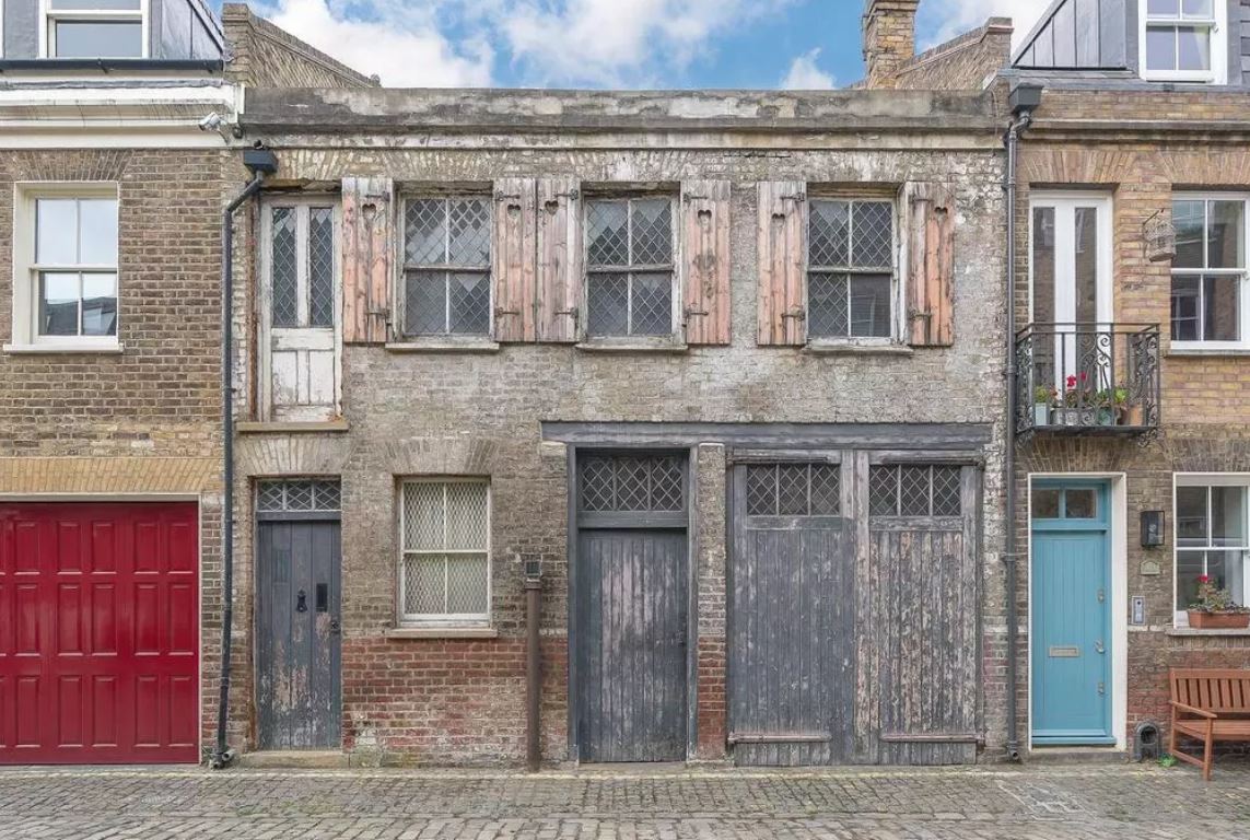 OnTheMarketCom's tweet photo. A seriously unique development opportunity, this rare London mews house could be a fabulous home after some well-needed attention... 

https://t.co/IatWBvZ4Cc https://t.co/sMV95Zyeab