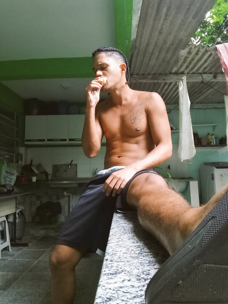 arthurlinsbthom's tweet photo. Morning with bread fruit https://t.co/cW46nWGYYE