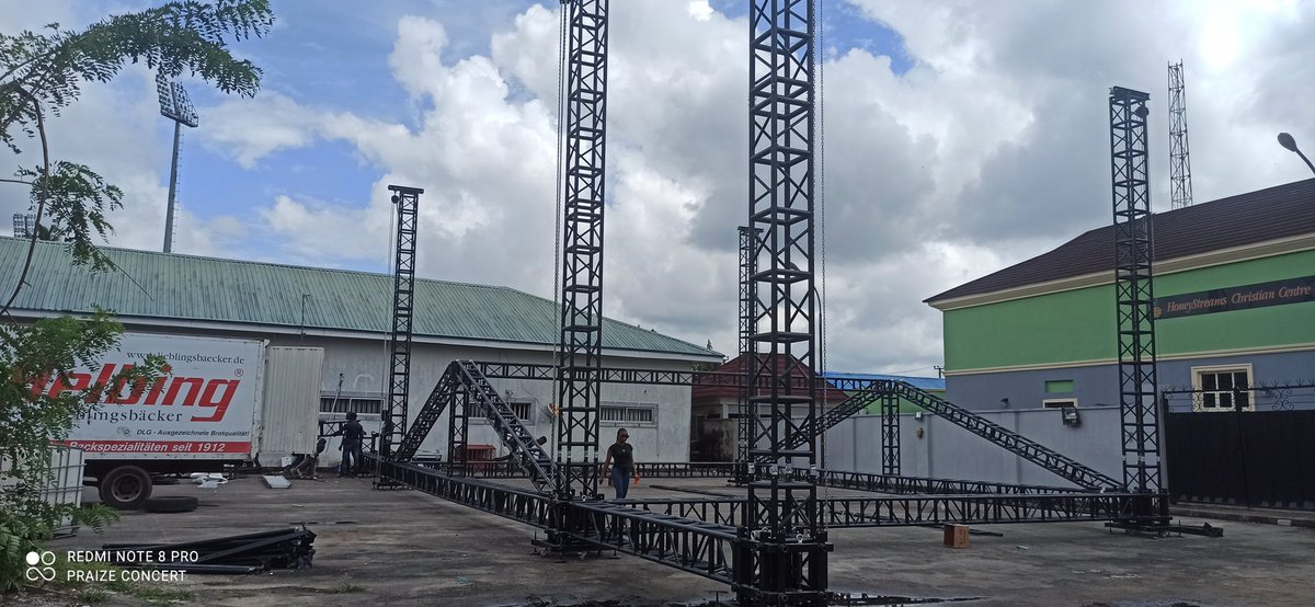 Delfaro_Product's tweet photo. Set up ongoing for the #PRAIZECONCERT2021 !!
It's gonna be massive and praiseworthy!!
#restorecalabar #calabar #delfaroproductions #setup
#LATOKEN #shedibalabalachallenge https://t.co/RFEJ6UauW7