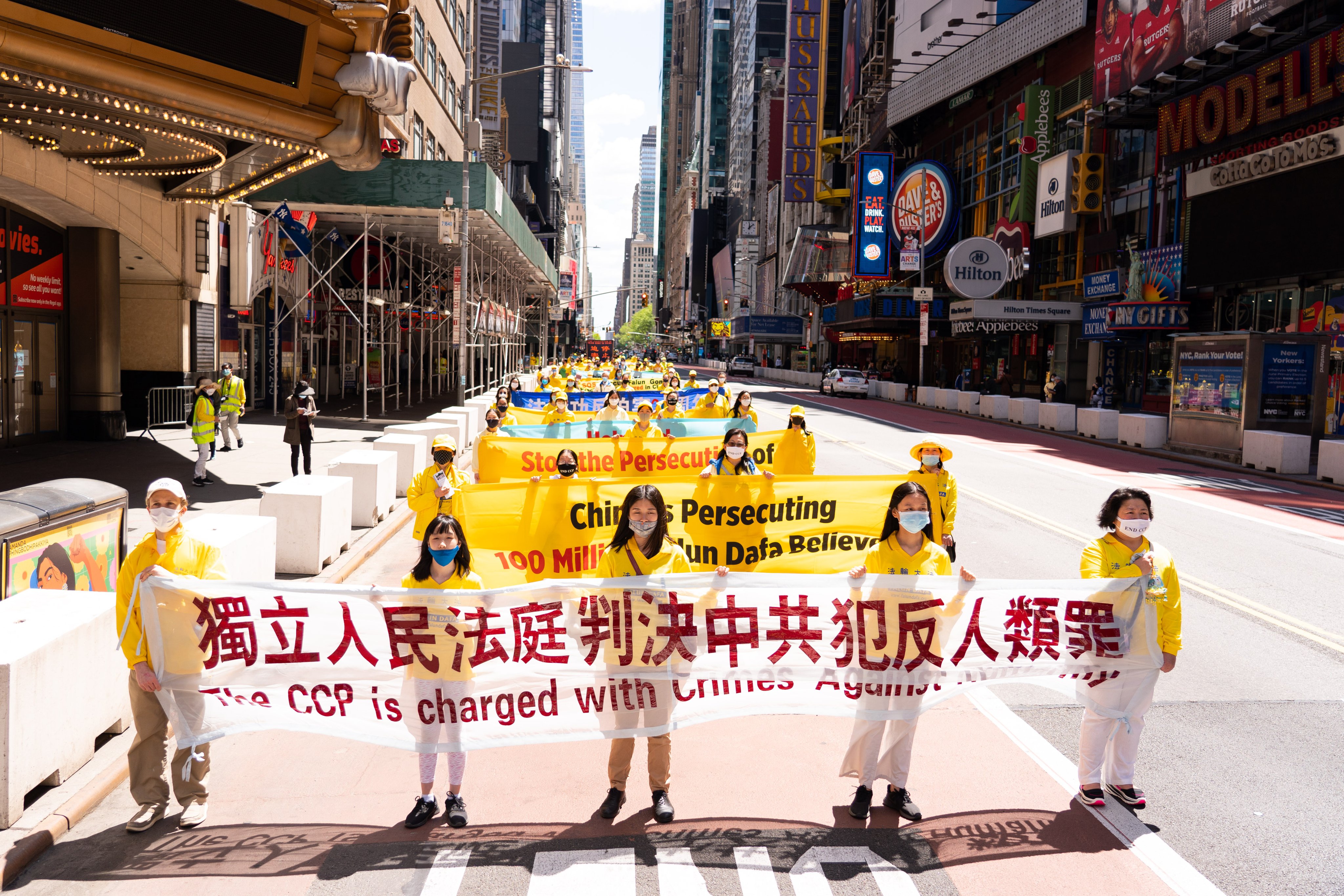 行者德胜门on Twitter 组图 513法轮大法日纽约举行盛大游行https T Co 4d2jso9e4e 照片 21年5月13日 大纽约地区部分法轮功学员在曼哈顿举行盛大游行活动 庆贺第22届 世界法轮大法日 戴兵 大纪元 T Co Qof178absm Twitter