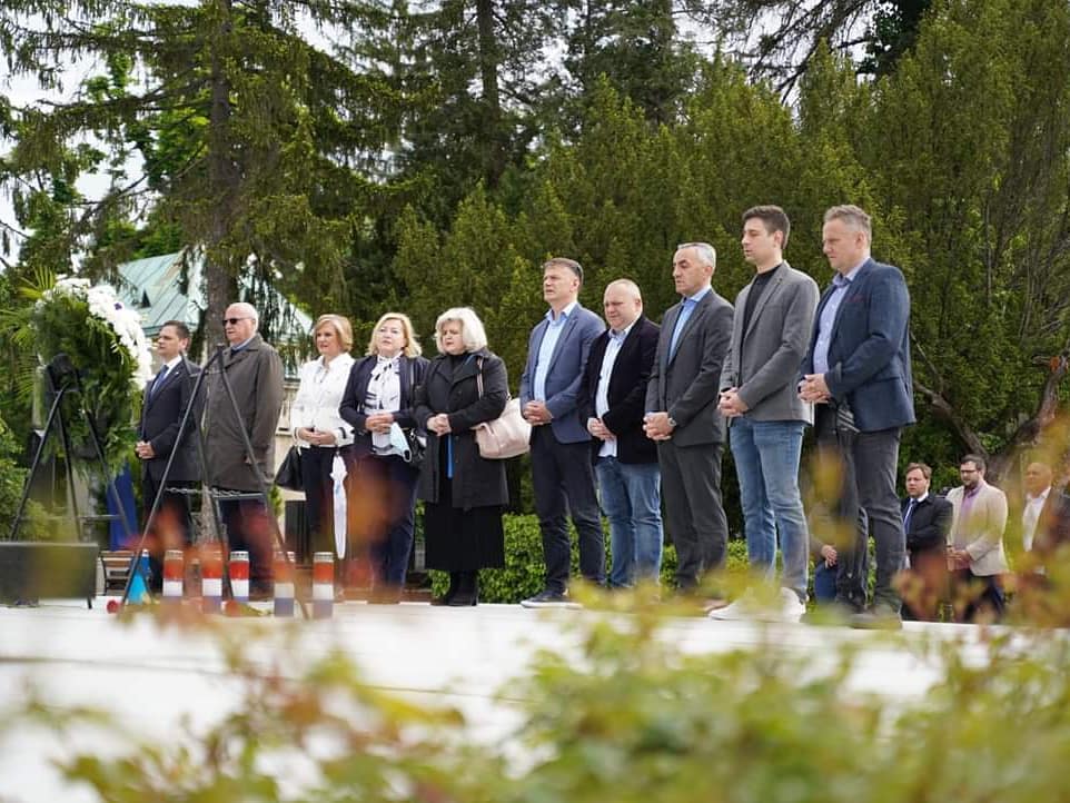 (2/2) Mirjana Kujundžić Tiljak i Mario Župan, Zajednica utemeljitelja HDZ-a dr. Franjo Tuđman Grad Zagreb i Mladež HDZ Zagreb, Zajednica Žena "Katarina Zrinski" Grad Zagreb i ZG Zajednica branitelja HDZ-a "Gojko Šušak" na grobu dr. Tuđmana na Mirogoju.