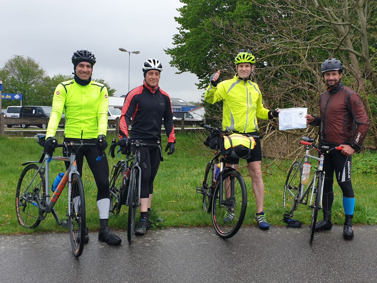 Übergabe der Spende des in #Kiel beheimateten 3. #Minensuchgeschwader|s der #EF1 durch die drei #Minentaucher|-Offiziere die den 🇬🇧 Kameraden abwechselnd auf seiner ersten Etappe begleiten. #Spendenaktion #bundeswehrsozialwerk #wirsindmarine <a href="/Flot1DeuNavy/">COM_DEU_Flotilla1</a> @954Mita <a href="/deutschemarine/">Deutsche Marine</a>