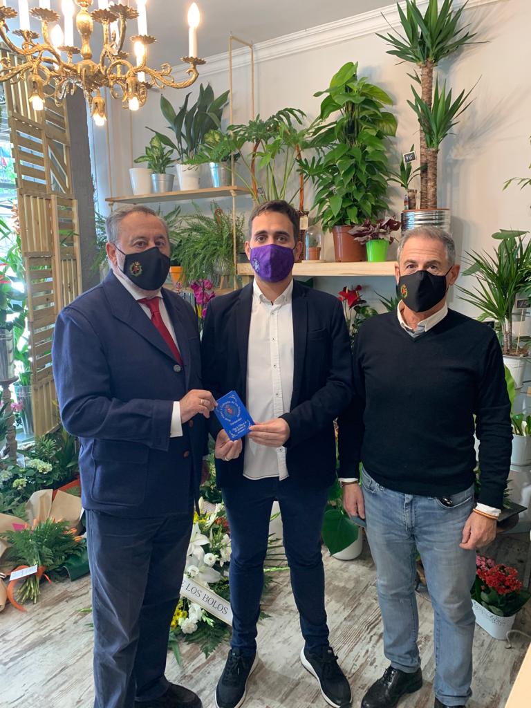 En el día de hoy, nuestro Hermano Mayor, en representación de nuestra Cofradía, ha hecho entrega al Presidente de <a href="/PasionSantander/">Archicofradía de la Pasión</a>  del equivalente a 100 kg. de alimentos como aportación a la  recogida de alimentos para Cáritas de su parroquia.