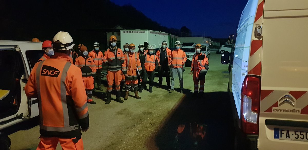 Vous faites le pont ? Eh bien pas nous ! Les équipes #IPSO et nos partenaires industriels sont sur le terrain pour entretenir le réseau de la ligne C entre Juvisy et Etampes, un grand bravo pour leur mobilisation. 👏🏻 <a href="/SNCFReseau/">SNCF Réseau</a> <a href="/RERC_SNCF/">RER C</a>