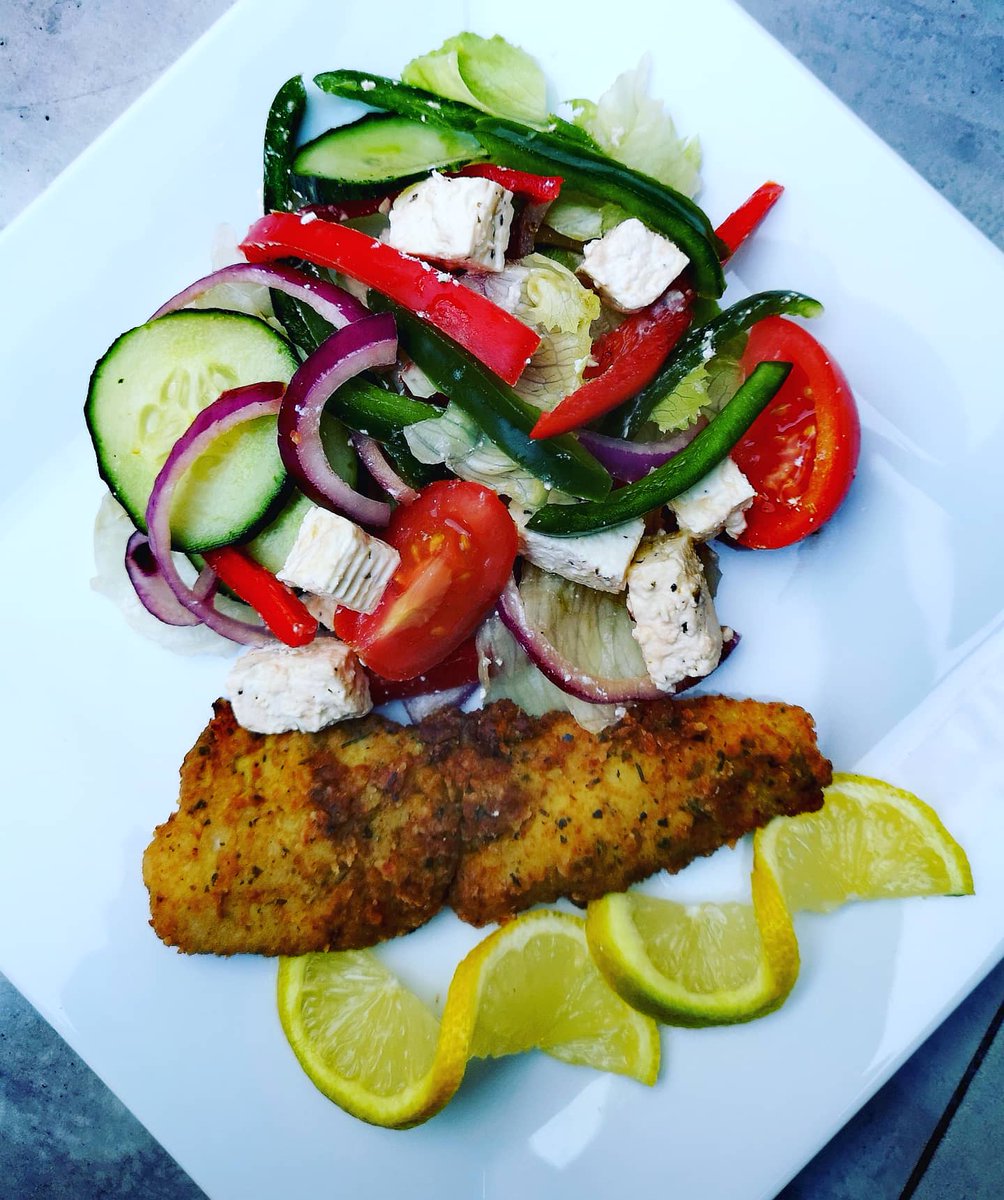 NevariMpho's tweet image. Lunch served😋🍑
Nothing hectic 🤣🤣
Greek salad and fish
@Fikz_the_Cook 
#Magickitchen
#BLUZA_za
#ITISNOWORNEVER
#WORKINPROGRESS
#CONSISTENCY
#DEDICATION
#BEKINDTOYOURSELF
#KEEPTHEFAITH
#ITISWELLWITHMYSOUL