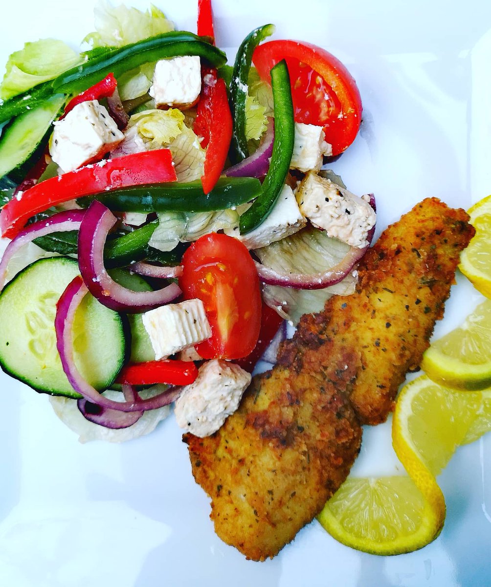 NevariMpho's tweet image. Lunch served😋🍑
Nothing hectic 🤣🤣
Greek salad and fish
@Fikz_the_Cook 
#Magickitchen
#BLUZA_za
#ITISNOWORNEVER
#WORKINPROGRESS
#CONSISTENCY
#DEDICATION
#BEKINDTOYOURSELF
#KEEPTHEFAITH
#ITISWELLWITHMYSOUL