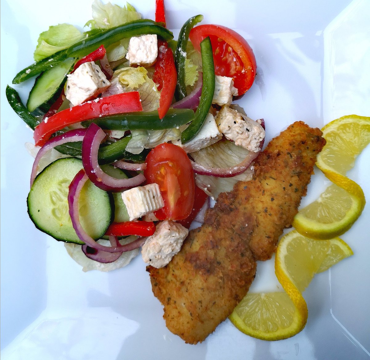 NevariMpho's tweet image. Lunch served😋🍑
Nothing hectic 🤣🤣
Greek salad and fish
@Fikz_the_Cook 
#Magickitchen
#BLUZA_za
#ITISNOWORNEVER
#WORKINPROGRESS
#CONSISTENCY
#DEDICATION
#BEKINDTOYOURSELF
#KEEPTHEFAITH
#ITISWELLWITHMYSOUL