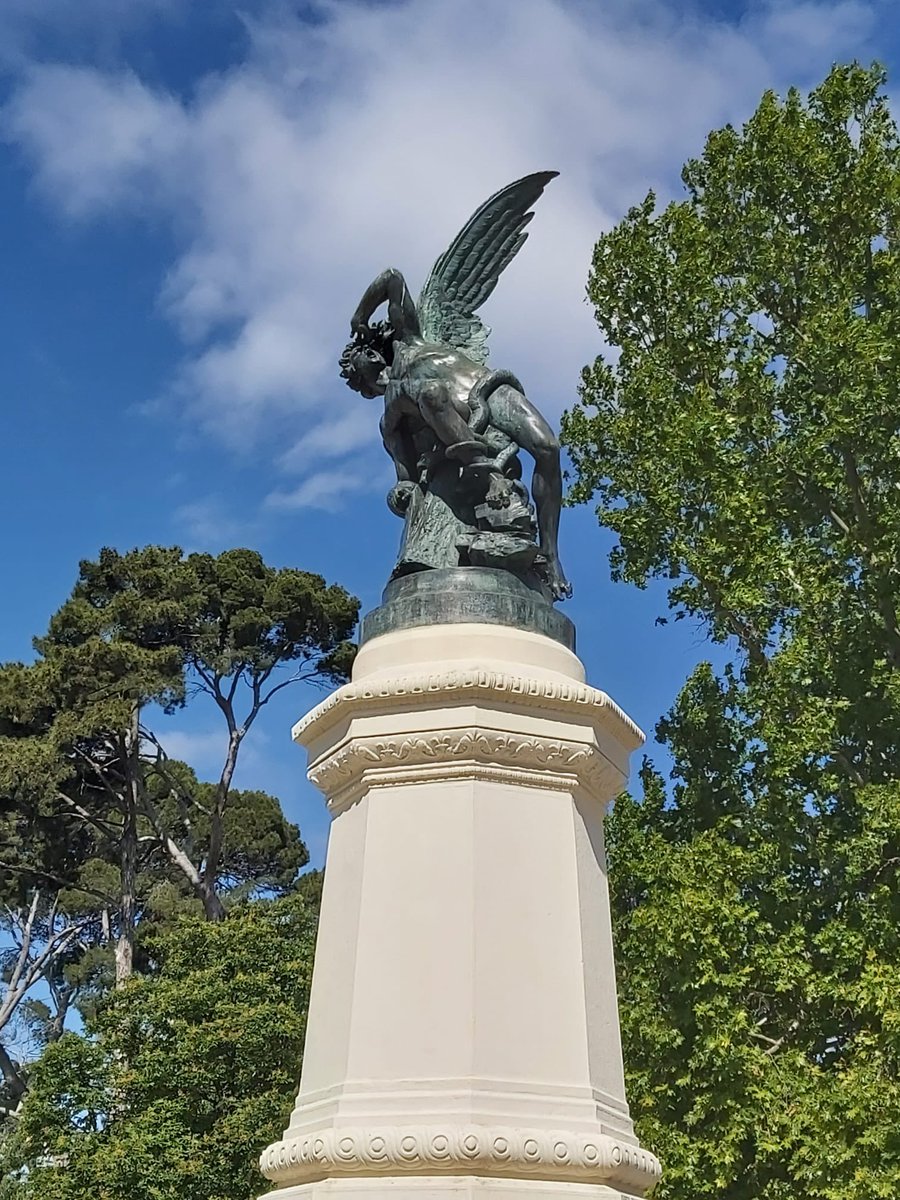 ijoaquinrodrigo's tweet photo. En su primera salida del curso, los grupos de #2PMAR y #3PMAR se hermanaron aprovechando que la primavera en el Retiro está en su máximo apogeo. Sus profesores de #ÁmbitoSociolingüístico se sirvieron de la ocasión para repasar poemas y estilos artísticos. #joaquinrodriguismo https://t.co/OYR9hmsZl0