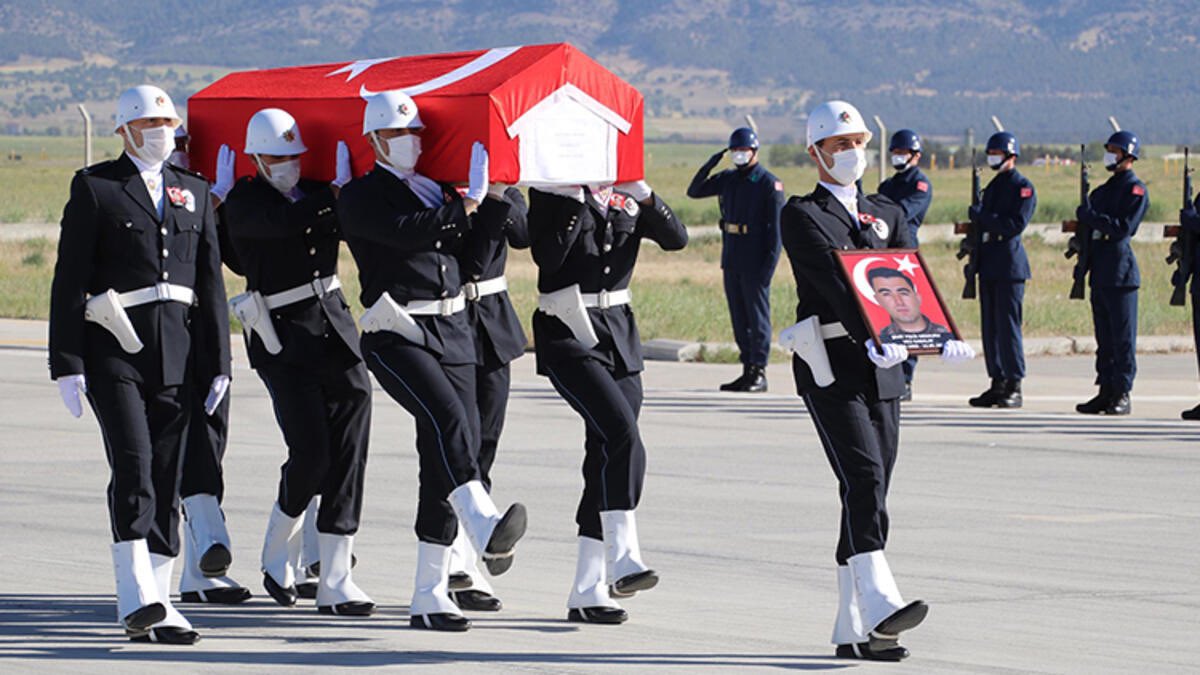 EmniyetGM's tweet photo. Ezan oldum dinmedim
Bayrak oldum inmedim
Şehit oldum ölmedim 

#ŞehitlerÖlmez🇹🇷🇹🇷🇹🇷
#ŞehitPolisMemuruVeliKabalay https://t.co/NrKYP1TE77