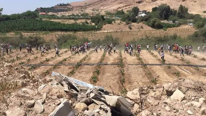 layla_hanim's tweet photo. لحظة تجاوز حشود كبيرة من الشعب الأردني رجال الأمن و السياج الفاصل بين الأردن وفلسطين وتنجح في الدخول إلى الأراضي الفلسطينية لأول مرة . 

عقبال باقي الحدود ✌🏻

#متحدين_نقف 
#الأردن 
#القدس 
#Gaza_Under_Attack 
#SavePalestine 
#Kudüs 
#أنقذوا_حي_الشيخ_جراح https://t.co/PsJHGJpqjS