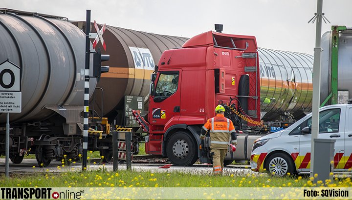 Aanrijding vrachtwagen en goederentrein in #Klundert [+foto] Lees meer:..