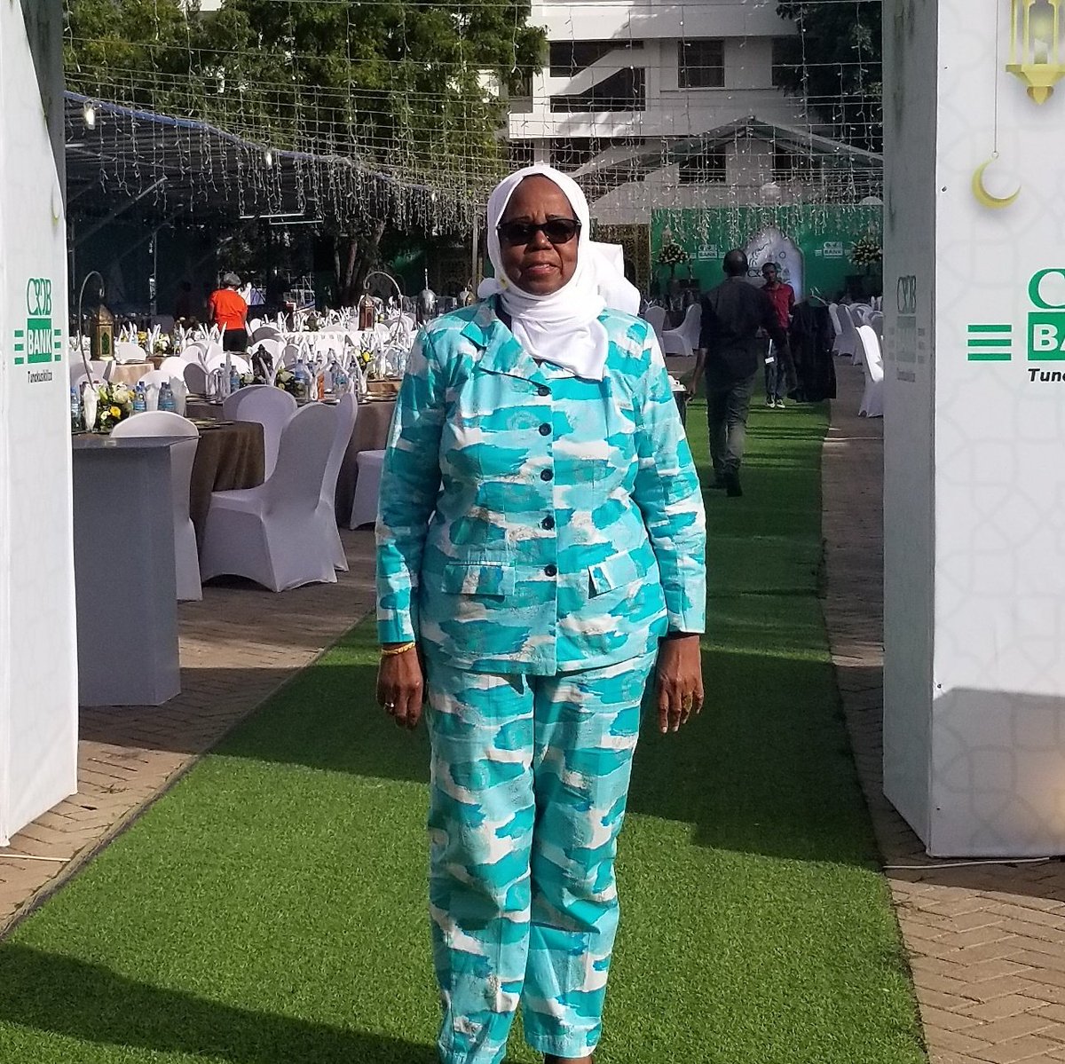 Mtukufu Ramadhani katuaga. Iddi njema wa Tanzania wenzangu nyote.