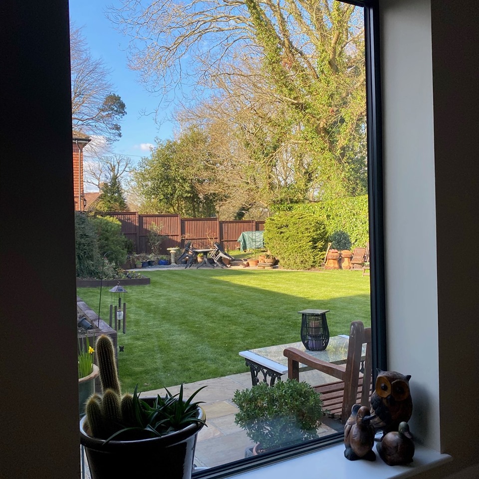Who said Timber Replacements had to to PVCU? Look at this beautiful Grey Window and Door project in Dorking by Choices installer <a href="/prwindowsltd/">PR Windows Ltd</a> showcasing ALUK Aluminium Bifold Doors and Windows 😊 We're in love with every detail, especially that little corner window!