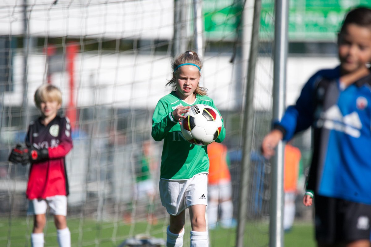 Westlandia is op zoek naar fanatieke Westlandse voetbalmeiden. 
 
Met een nieuwe MO15-1 en MO17-1 gaan we proberen zo hoog mogelijk te spelen. In seizoen '21/'22 beginnen we in de Hoofdklasse. 
 
Lees alles over de Meiden Open Voetbaldag op zondag 30 mei:

rkvv-westlandia.nl/open-dag-meide…