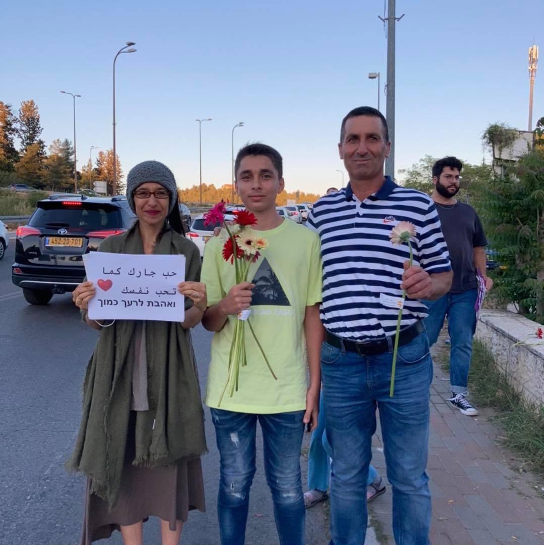 GonenYonatan's tweet photo. BEAUTIFUL: Jews and Arabs in Israel came together to hand out flowers and hope to passers-by, Arabs and Jews 🌹 
(Photo: Tag Meir) https://t.co/NYnx5OR1gh