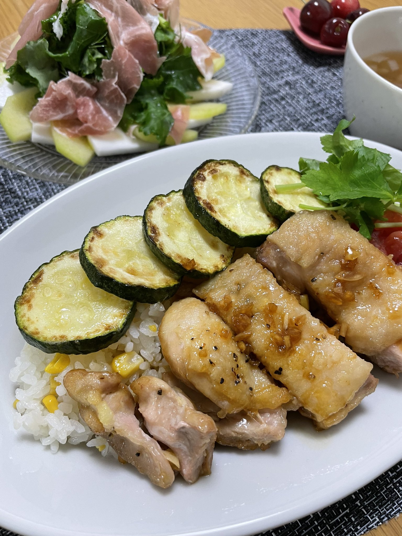 Chie Very Kitoisixのモニターに当選しました ケールとキウイのディルビネガーサラダ ドレッシング が美味しくていつもよりワンランク上のサラダでした メインはチキンステーキガーリックソースとうもろこしごはん添え Qosl Veryoisix Oisix Shiori